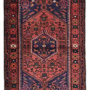tappeto persiano khamse rosso, con medaglione centrale geometrico su sfondo blu e motivi decorativi naturali geometrici