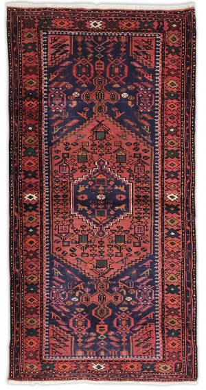 tappeto persiano khamse rosso, con medaglione centrale geometrico su sfondo blu e motivi decorativi naturali geometrici