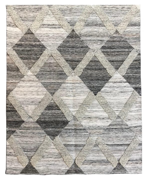 tappeto kilim lounge contemporaneo grigio, con motivi decorativi a rombi neri e fasce bianche