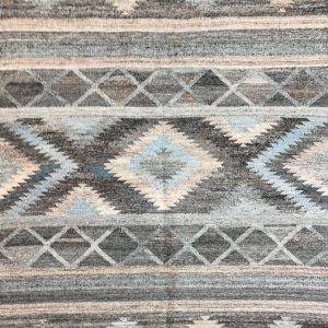 tappeto kilim lounge contemporaneo grigio, con motivo geometrico centrale e decorazione a fasce geometriche astratte nei toni dell'azzurro e del beige