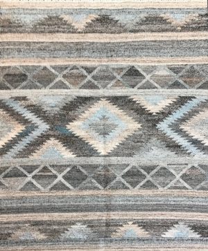 tappeto kilim lounge contemporaneo grigio, con motivo geometrico centrale e decorazione a fasce geometriche astratte nei toni dell'azzurro e del beige