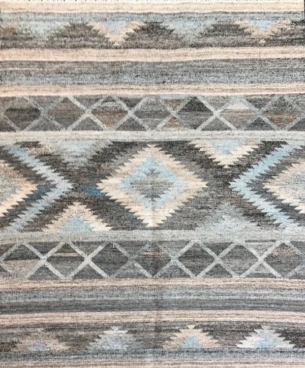 tappeto kilim lounge contemporaneo grigio, con motivo geometrico centrale e decorazione a fasce geometriche astratte nei toni dell'azzurro e del beige