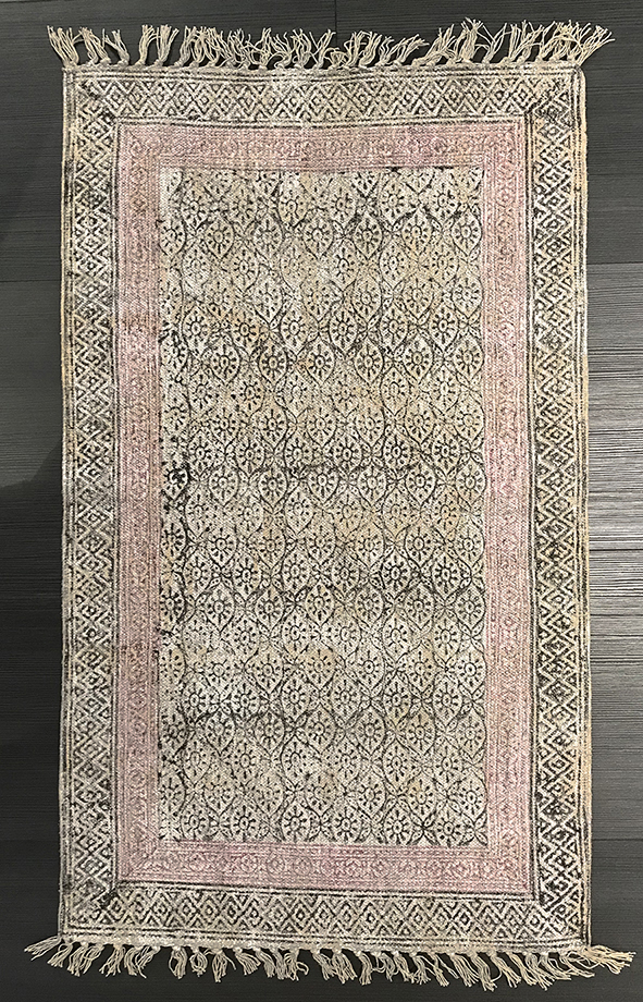 Tappeto moderno Artorient kilim metal dal design contemporaneo, tessitura piatta e decorazione simbolica a tutto campo con spesso bordo decorato con motivi simmetrici e frange