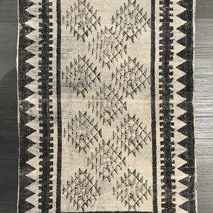 Tappeto moderno Artorient kilim metal dal design contemporaneo, tessitura piatta e decorazione geometrica a tutto fondo nera su sfondo bianco, con spesso bordo geometrico