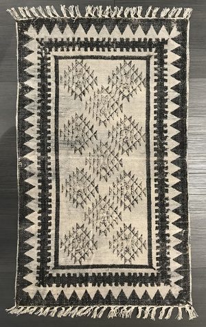 Tappeto moderno Artorient kilim metal dal design contemporaneo, tessitura piatta e decorazione geometrica a tutto fondo nera su sfondo bianco, con spesso bordo geometrico
