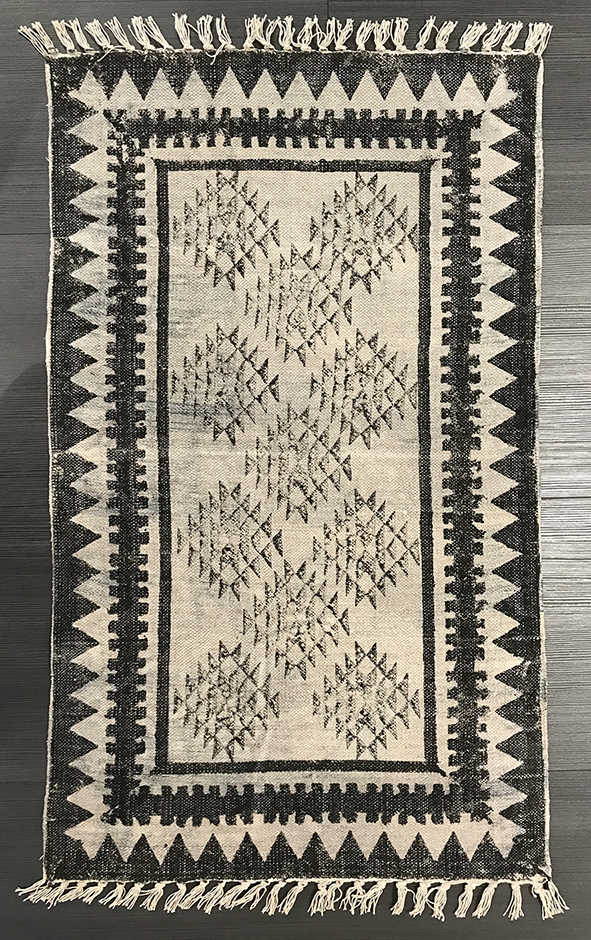 Tappeto moderno Artorient kilim metal dal design contemporaneo, tessitura piatta e decorazione geometrica a tutto fondo nera su sfondo bianco, con spesso bordo geometrico