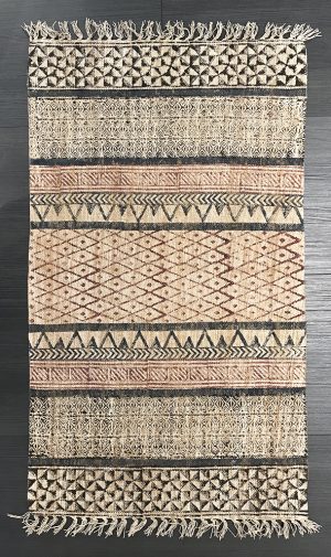 Tappeto moderno Artorient kilim metal dal design contemporaneo, tessitura piatta e decorazione geometrica in tre fasce delimitate da bordi geometrici e frange