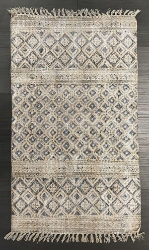 Tappeto moderno Artorient kilim metal dal design contemporaneo, tessitura piatta e decorazione geometrica a rombi in tre fasce delimitate da bordi geometrici e frange