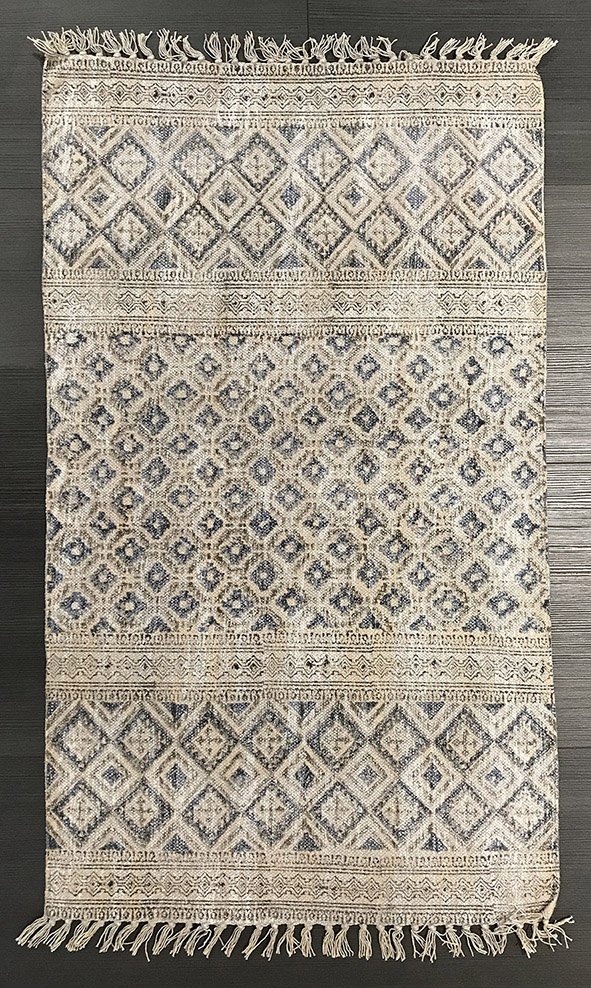 Tappeto moderno Artorient kilim metal dal design contemporaneo, tessitura piatta e decorazione geometrica a rombi in tre fasce delimitate da bordi geometrici e frange