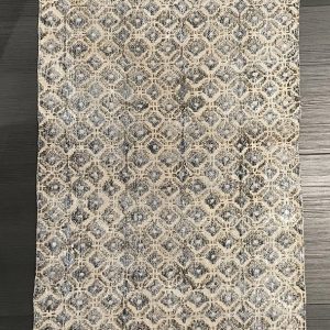Tappeto moderno Artorient kilim metal dal design contemporaneo, tessitura piatta e decorazione geometrica in tre fasce delimitate da bordi geometrici e frange
