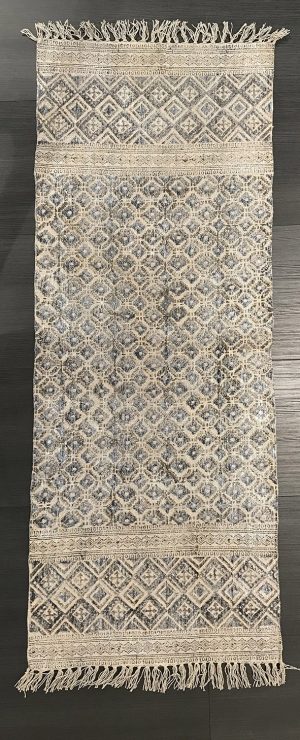Tappeto moderno Artorient kilim metal dal design contemporaneo, tessitura piatta e decorazione geometrica in tre fasce delimitate da bordi geometrici e frange