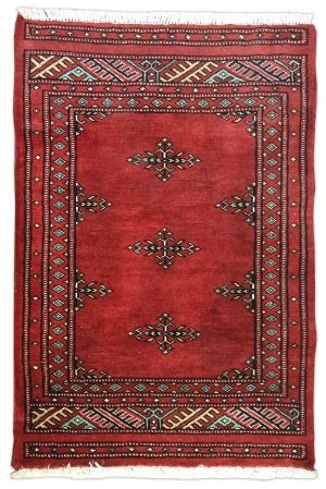 Tappeto pakistano mori bukara rosso, con motivi decorativi geometrici floreali a medaglione centrale e spesso bordo geometrico