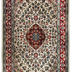 tappeto pakistano multan con fondo seta, con medaglione centrale rosso su sfondo bianco e motivi decorativi floreali intricati e dettagliati