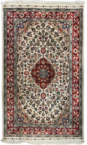 tappeto pakistano multan con fondo seta, con medaglione centrale rosso su sfondo bianco e motivi decorativi floreali intricati e dettagliati