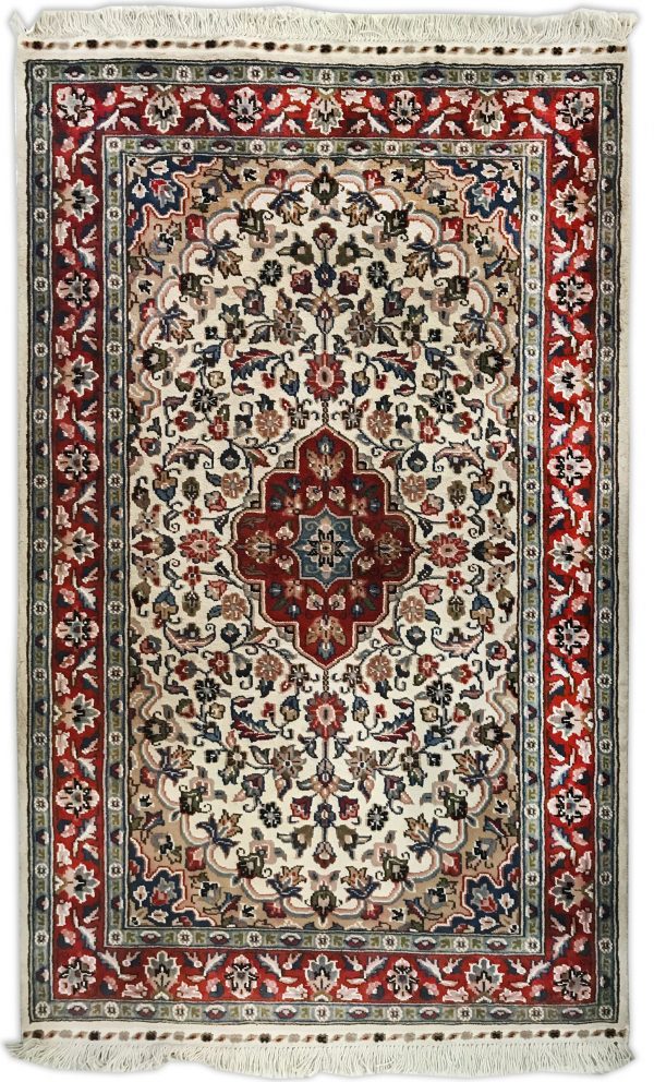 tappeto pakistano multan con fondo seta, con medaglione centrale rosso su sfondo bianco e motivi decorativi floreali intricati e dettagliati