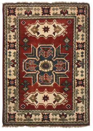 tappeto decorativo ceceno con medaglione centrale blu su sfondo rosso, spesso bordo crema e motivi decorativi floreali geometrici