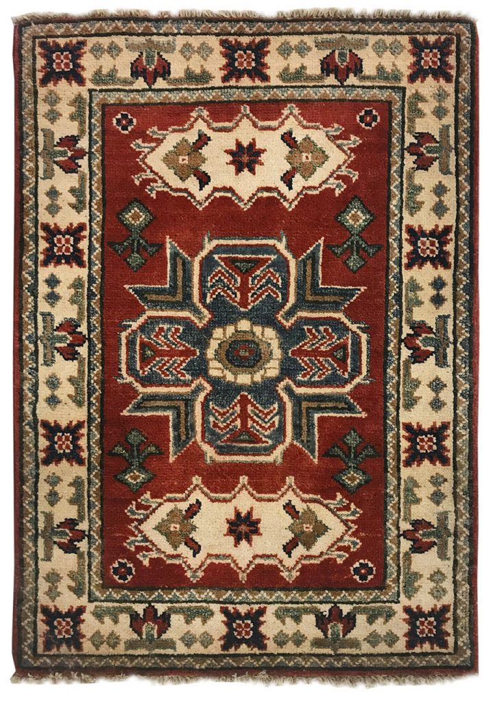tappeto decorativo ceceno con medaglione centrale blu su sfondo rosso, spesso bordo crema e motivi decorativi floreali geometrici