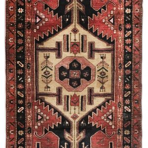 tappeto persiano antico khamse rosso, con medaglione centrale geometrico su sfondo bianco e motivi decorativi naturali geometrici