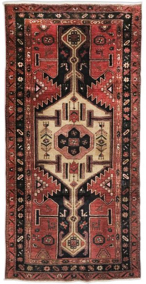 tappeto persiano antico khamse rosso, con medaglione centrale geometrico su sfondo bianco e motivi decorativi naturali geometrici