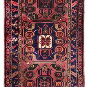 tappeto persiano khamse rosso, con medaglione centrale geometrico su sfondo blu e motivi decorativi naturali geometrici