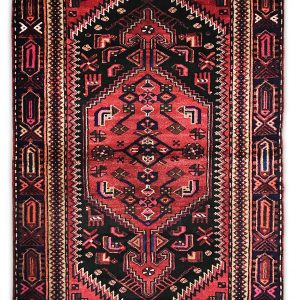 tappeto persiano khamse rosso, con medaglione centrale geometrico e motivi decorativi naturali geometrici