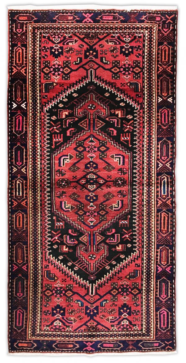 tappeto persiano khamse rosso, con medaglione centrale geometrico e motivi decorativi naturali geometrici