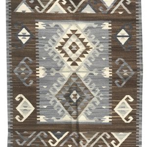 tappeto kilim contemporaneo grigio, con motivo geometrico centrale uncinato e spesso bordo marrone con motivi decorativi geometrici astratti