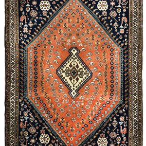 tappeto persiano originale abadeh arancione e nero, con medaglione centrale bianco e decorazioni geometriche stilizzate di piante, fiori, animali e simboli
