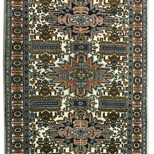 tappeto persiano ardebil originale con tre medaglioni centrali neri, arancioni, verdi e azzurri su sfondo bianco con decorazioni geometriche stilizzate floreali e a forma di animali