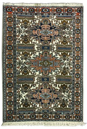 tappeto persiano ardebil originale con tre medaglioni centrali neri, arancioni, verdi e azzurri su sfondo bianco con decorazioni geometriche stilizzate floreali e a forma di animali