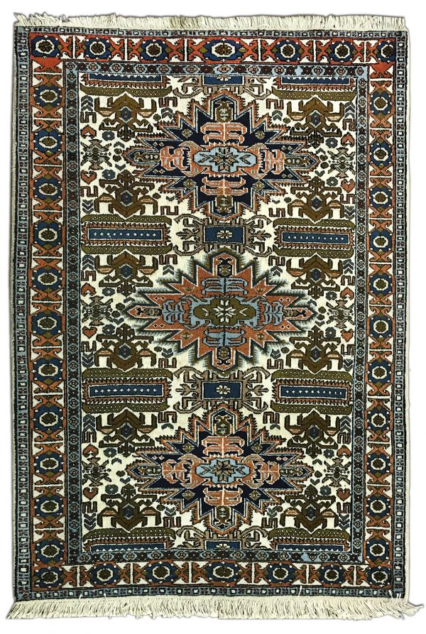 tappeto persiano ardebil originale con tre medaglioni centrali neri, arancioni, verdi e azzurri su sfondo bianco con decorazioni geometriche stilizzate floreali e a forma di animali