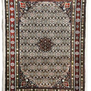 tappeto persiano mud con motivo decorativo herati e medaglione centrale geometrico e lineare