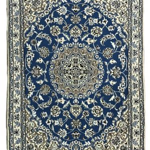 Tappeto persiano originale nain nola con medaglione centrale bianco su sfondo blu, decorato con motivi floreali bianchi e azzurri