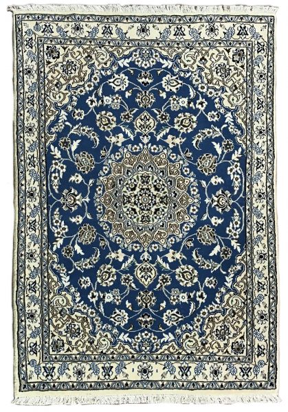 Tappeto persiano originale nain nola con medaglione centrale bianco su sfondo blu, decorato con motivi floreali bianchi e azzurri