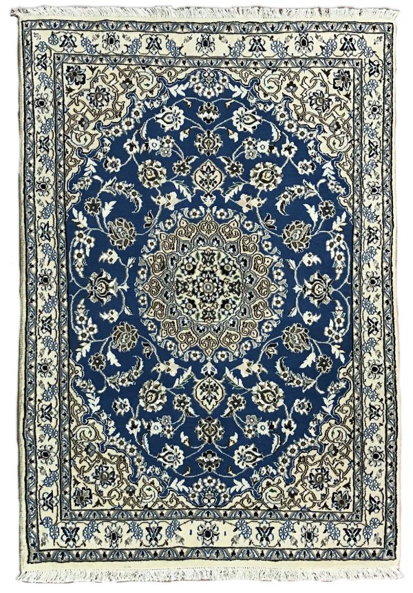 Tappeto persiano originale nain nola con medaglione centrale bianco su sfondo blu, decorato con motivi floreali bianchi e azzurri