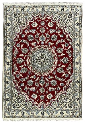 Tappeto persiano originale nain nola con medaglione centrale bianco su sfondo rosso, decorato con motivi floreali bianchi e azzurri