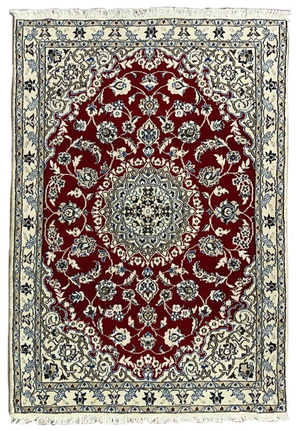 Tappeto persiano originale nain nola con medaglione centrale bianco su sfondo rosso, decorato con motivi floreali bianchi e azzurri