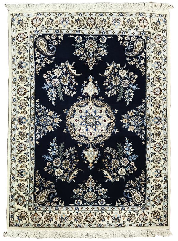 Tappeto persiano originale nain shisla blu con medaglione centrale e bordo bianco, decorato con motivi floreali
