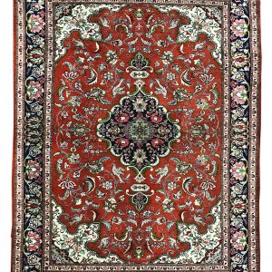tappeto persiano qum o qom shareza rosso con medaglione centrale su sfondo rosso e decorazioni floreali