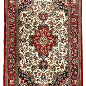 tappeto persiano qum o qom shareza rosso con medaglione centrale su sfondo bianco e decorazioni floreali