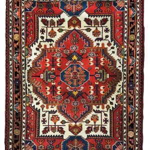 Tappeto persiano orientale originale sanadah rosso, blu e verde con fantasie geometriche su sfondo bianco e medaglione centrale