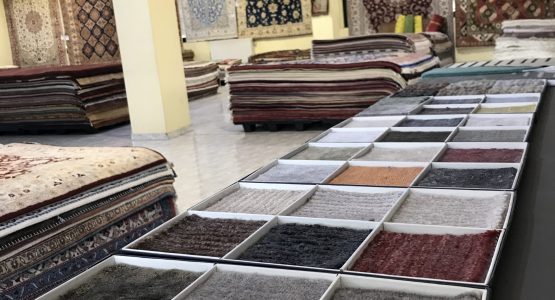 Showroom Artorient outlet del tappeto a Milano con tappeti antichi, persiani e orientali in esposizione ed esempi di tessuti per tappeti Arazi 100% su misura