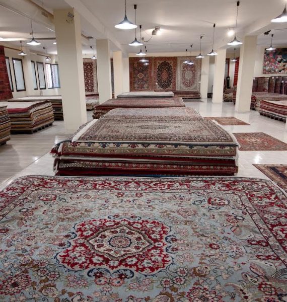Esposizione tappeti moderni, antichi, persiani e orientali in esposizione nello showroom Artorient Outlet del tappeto a Milano