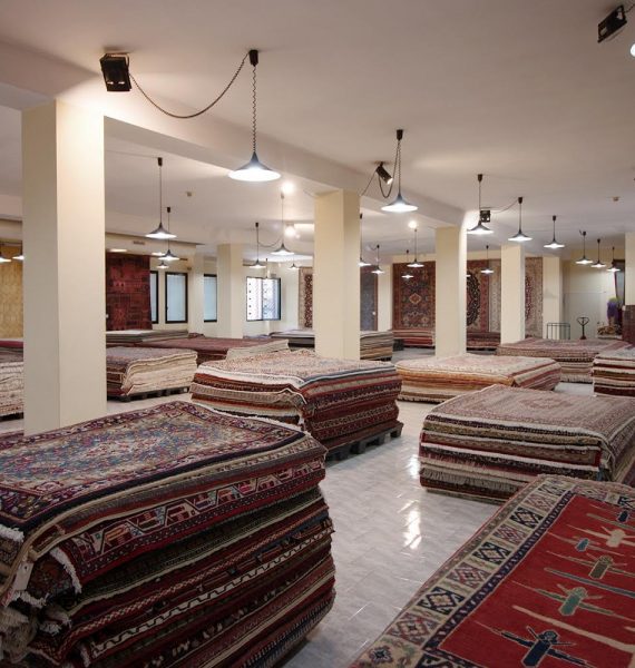 Showroom Artorient outlet del tappeto a Milano con tappeti antichi, persiani e orientali in esposizione
