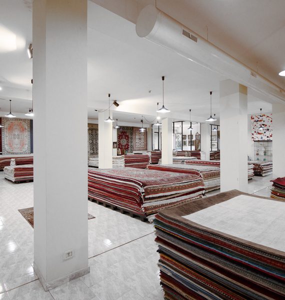 Showroom Artorient outlet del tappeto a Milano con tappeti moderni, antichi, persiani e orientali in esposizione