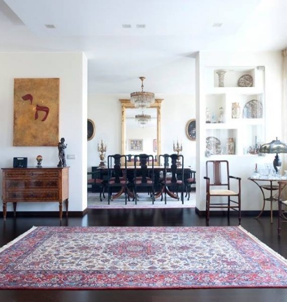 tappeto orientale o persiano antico e originale rosso e bianco in salotto classico