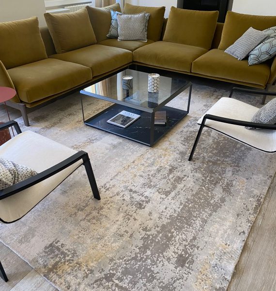 Tappeto contemporaneo Artorient Arazi Home Imperial grigio, in salotto moderno minimalista con divano verde