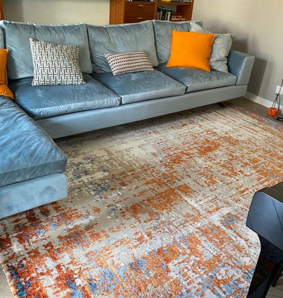Tappeto contemporaneo Artorient Arazi Home Imperial grigio, arancione e azzurro in salotto classico