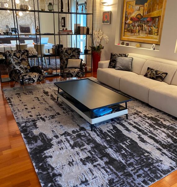 Tappeto Artorient Arazi Home Imperial grigio e nero in salotto moderno