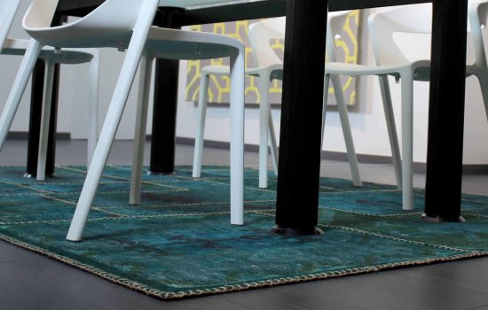 Un tappeto moderno Artorient Monocolor ottanio sotto un tavolo da pranzo: la forma rettangolare di entrambi crea equilibrio come dai consigli di Artorient